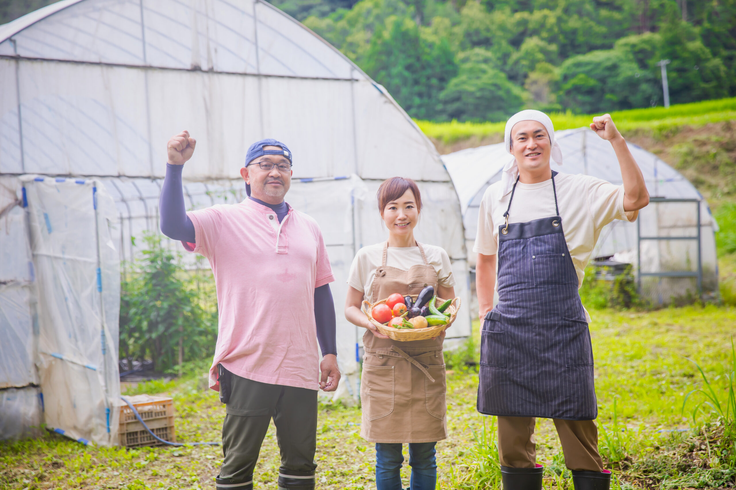 野菜を持った笑顔の農家たち